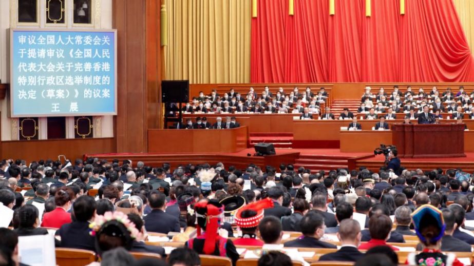 人大會議現場多次掌聲　回應王晨關於完善香港選舉制度決定草案的說明