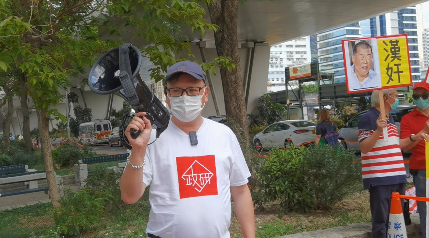 大公文匯全媒體報道：因涉嫌違反香港國安法而被還押的壹傳媒黎智英與另外8名泛民人士，被指於前年8月18日在港島區參與或組織反修例「流水式集會」，被控組織及參與未經批准集結罪。除區諾軒及梁耀忠認罪外，包括黎智英在內的其餘7名被告均否認控罪。案件於西九龍法院審訊20天後，將於今日(1日)上午10時半裁決。（大公文匯全媒體記者攝）