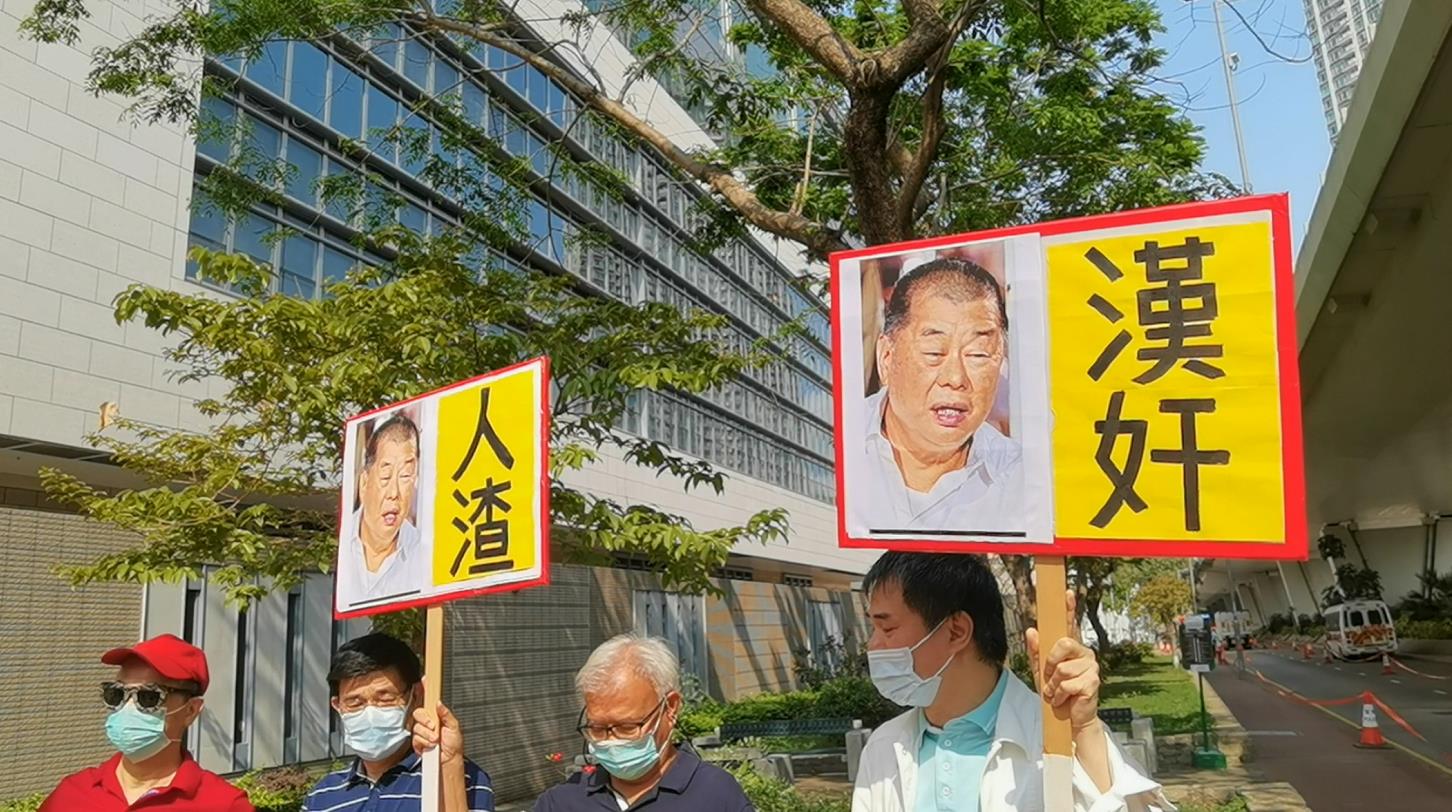因涉嫌違反香港國安法而被還押的壹傳媒黎智英與另外8名泛民人士，被指於前年8月18日在港島區參與或組織反修例「流水式集會」，被控組織及參與未經批准集結罪。除區諾軒及梁耀忠認罪外，包括黎智英在內的其餘7名被告均否認控罪。案件於西九龍法院審訊20天後，將於今日(1日)上午10時半裁決。