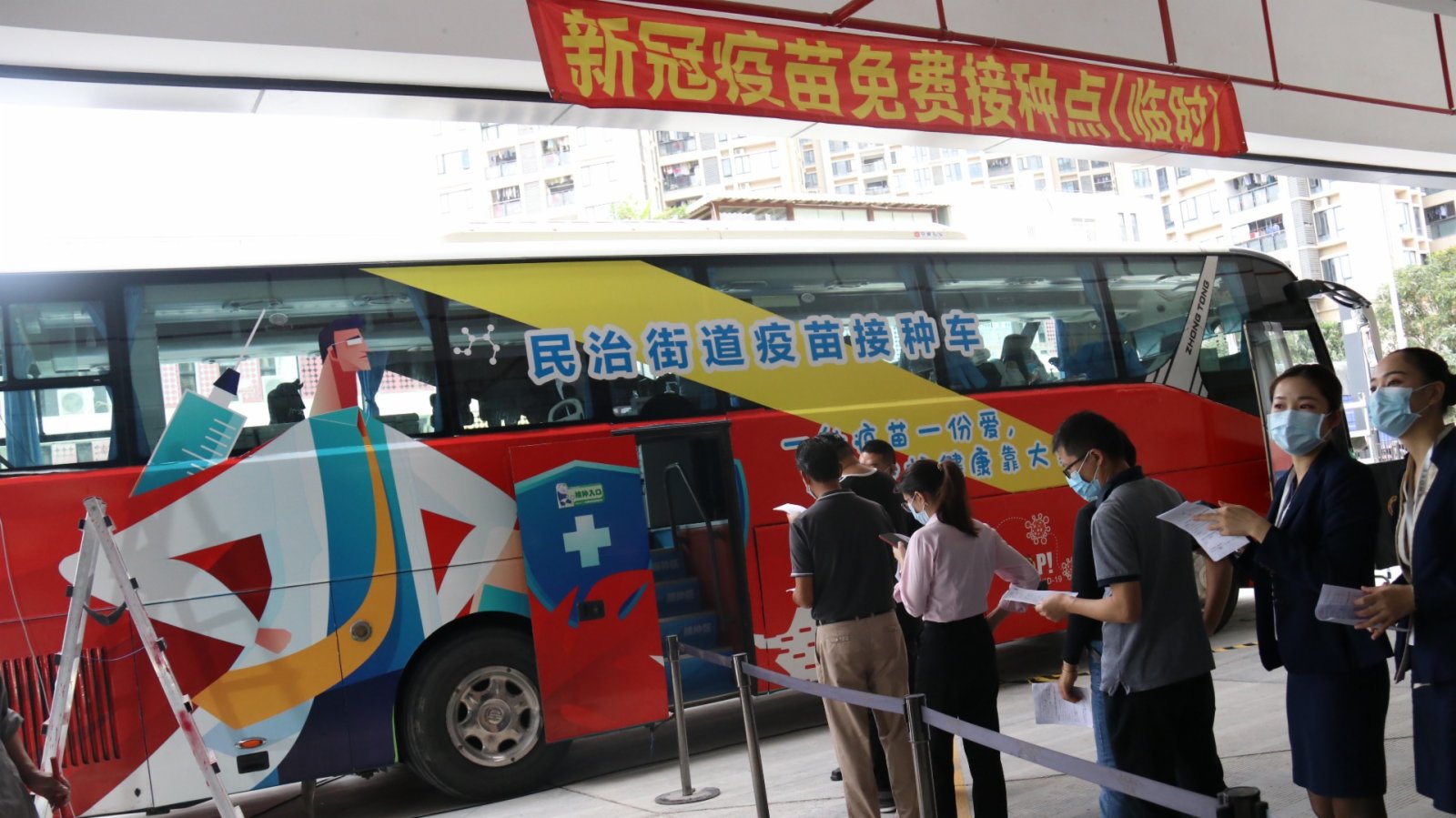 廣東省首輛新冠疫苗流動接種車在深圳啟用