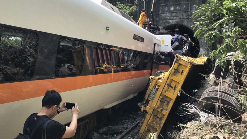 台鐵出軌事故問責善後等事宜遭民眾質疑