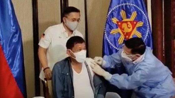 菲律賓總統杜特爾特接種中國新冠疫苗