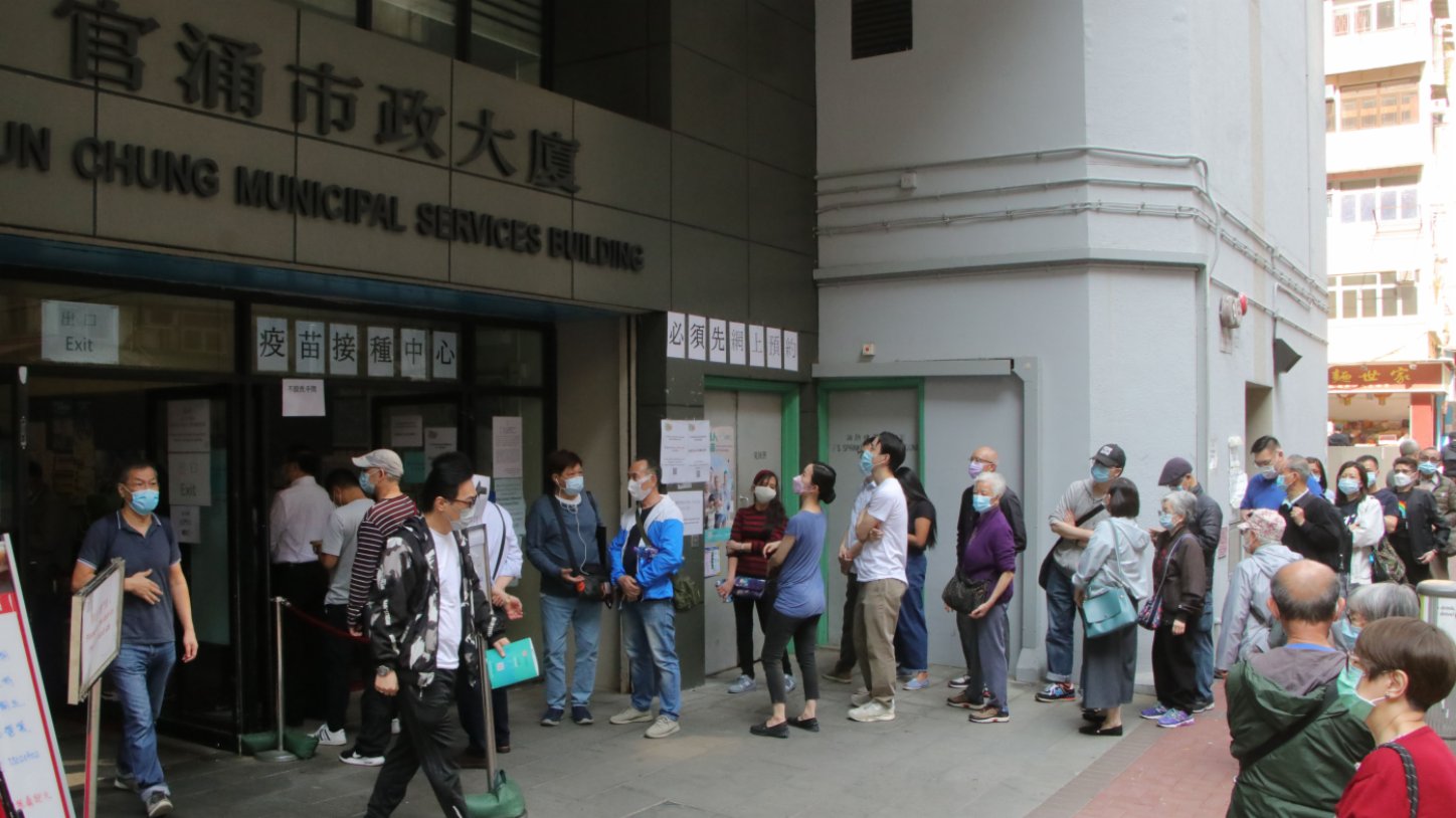 香港至今逾97萬市民已打疫苗　近56萬人完成兩針接種