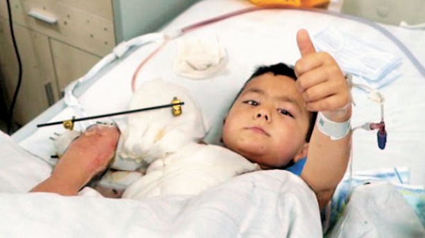 飛機調頭救維族斷臂男孩　新疆各族民眾接力傳大愛