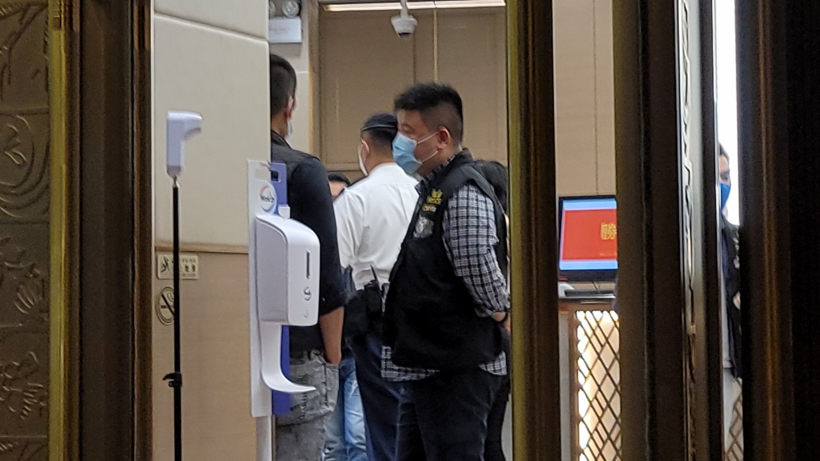 警員在麻雀館內排查，了解有沒有人違反防疫條例。 (大公文匯全媒體記者何燊亮報道)