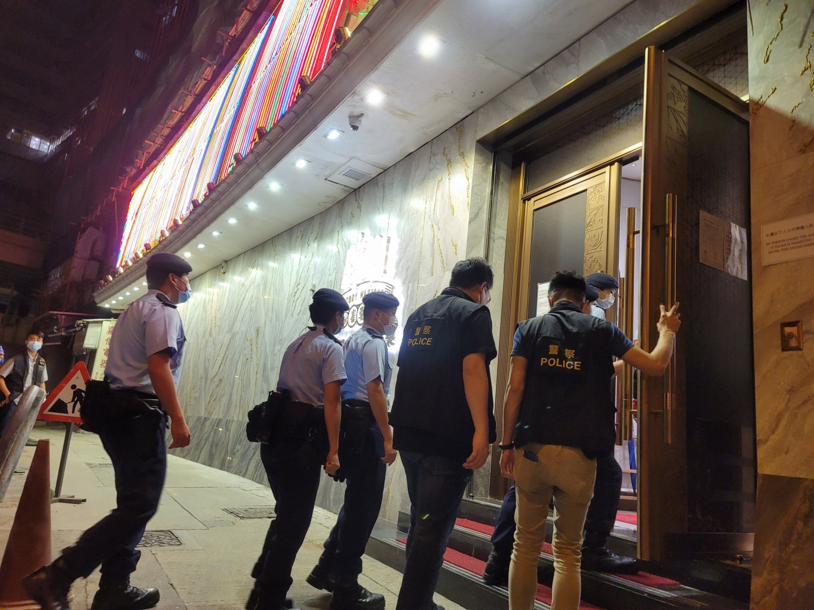 警方今日(7日)晚上10時左右在港九進行「犁庭掃穴」行動，出動約400名警員在麻雀娛樂處所查牌。 在油麻地，警方出動近100人進入2間麻雀館，檢查是否有人違反防疫條例及打擊三合會活動，暫時未有拘捕人數。 (大公文匯全媒體記者何燊亮報道)