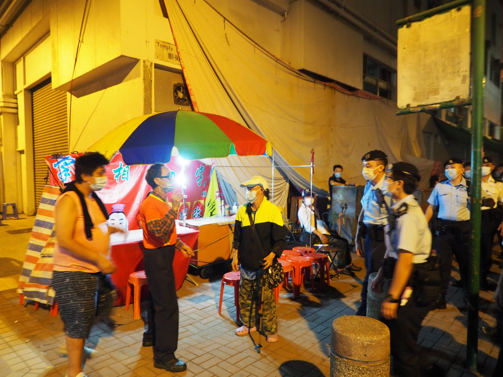 警方今日（7日）晚上10時左右在港九進行「犁庭掃穴」行動，出動約400名警員在麻雀娛樂處所查牌。  (大公文匯全媒體記者何燊亮報道)