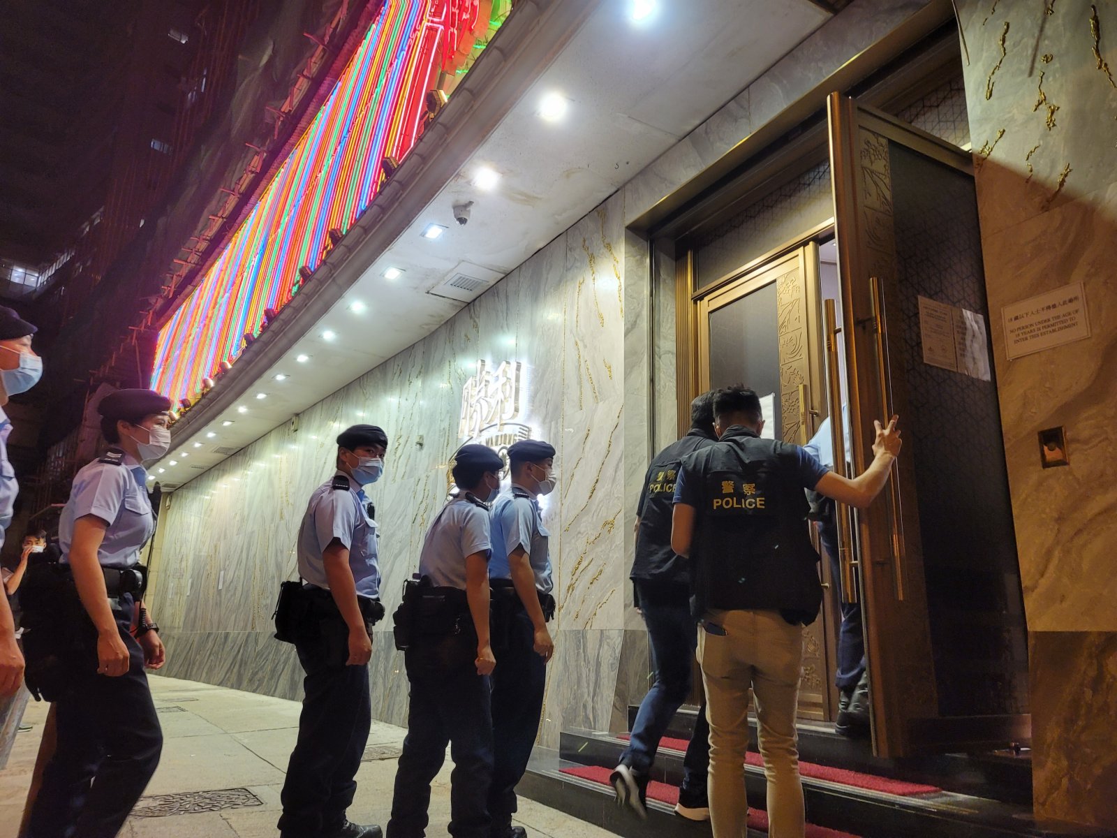 警員再進入一間麻雀館查牌。 (大公文匯全媒體記者何燊亮報道)