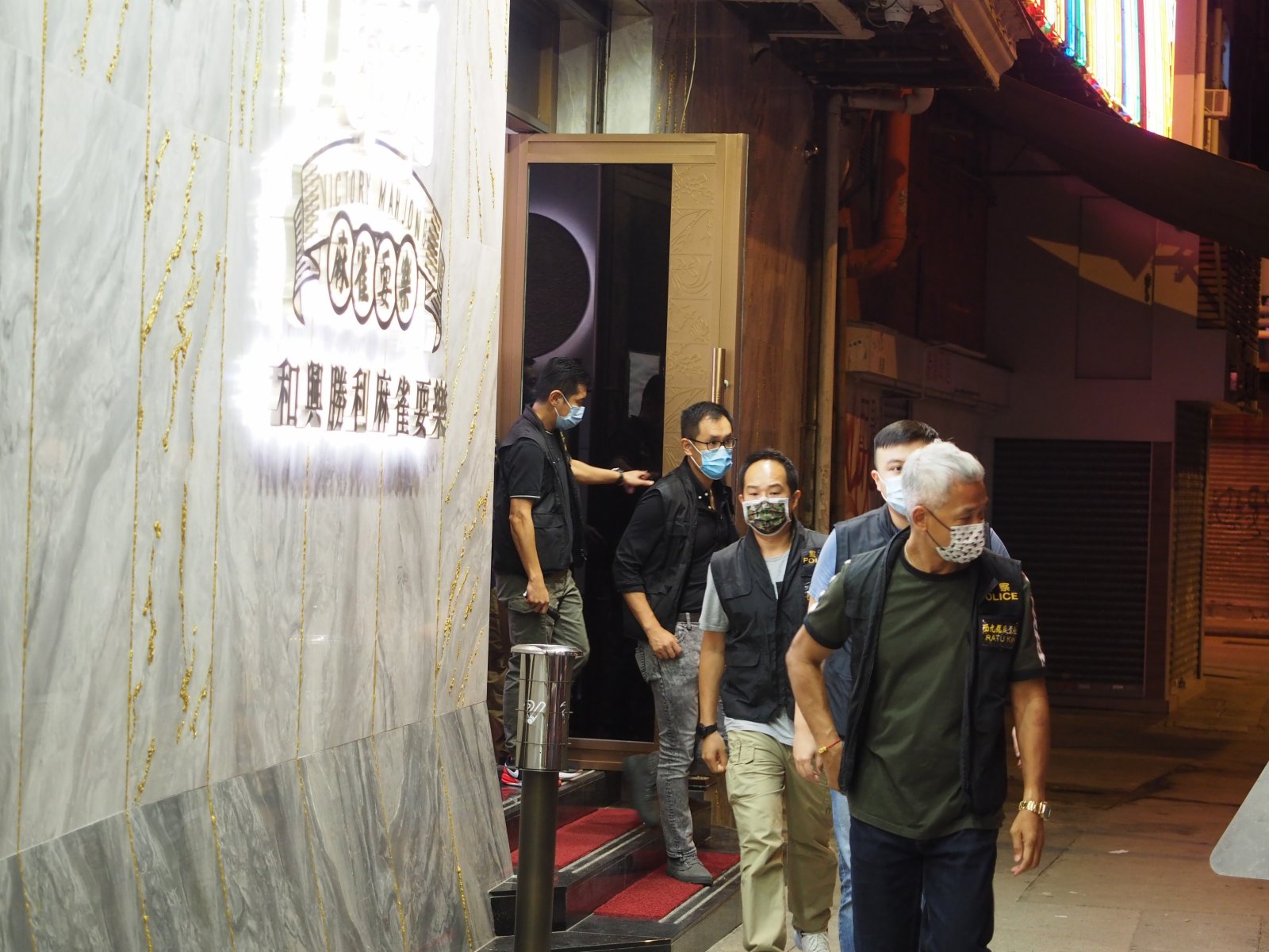 警員離開一間麻雀館。 (大公文匯全媒體記者何燊亮報道)