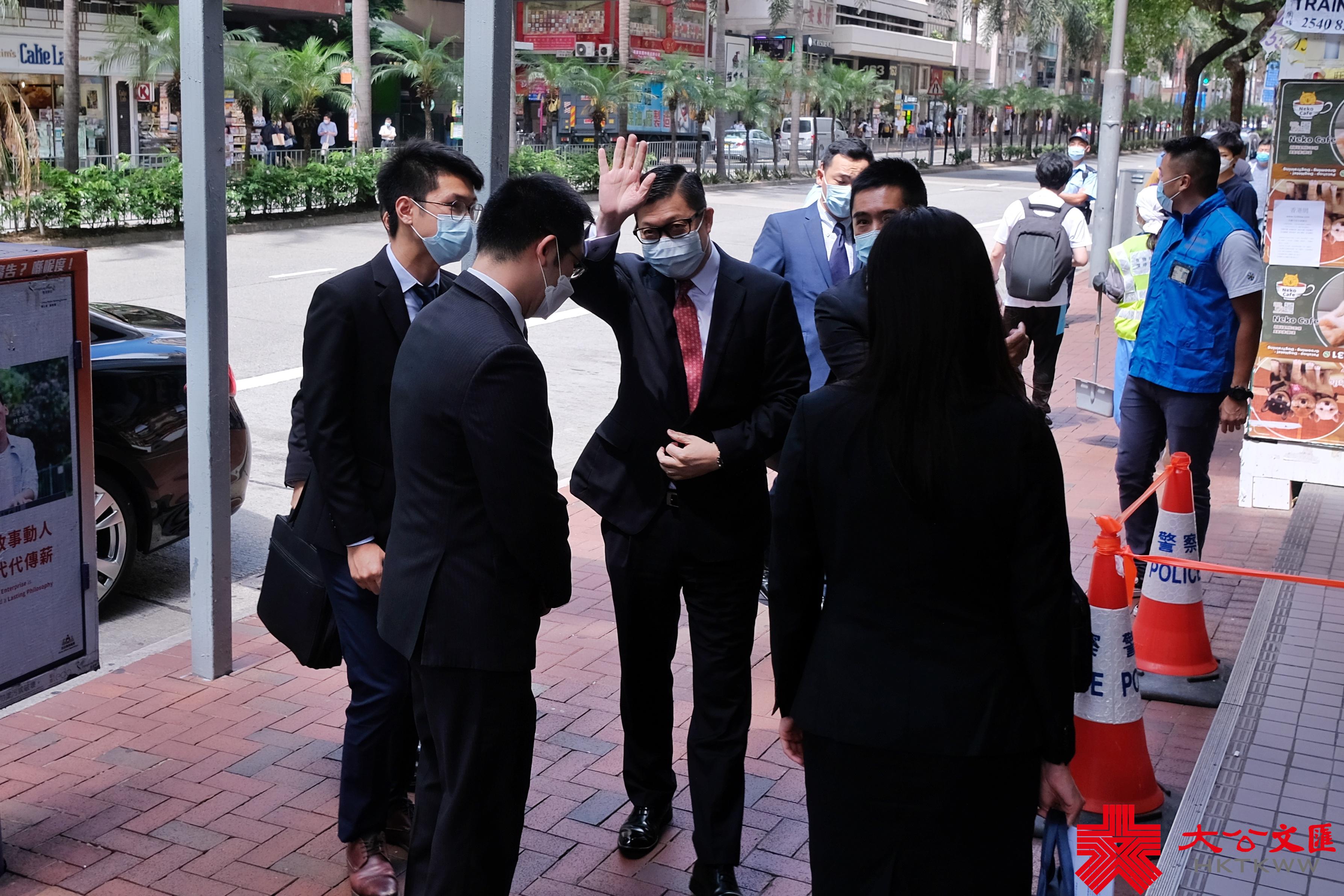 警務處處長鄧炳強今天（11日）下午出席灣仔區議會會議，大批市民及團體前往場外聲援，高舉國旗及標語，喊口號支持警隊和「一哥」。有市民表示，香港警隊從未令市民失望，所以今日特地前來為「一哥」打氣，希望香港能繼續維持良好治安。（大公文匯全媒體記者麥鈞傑攝）