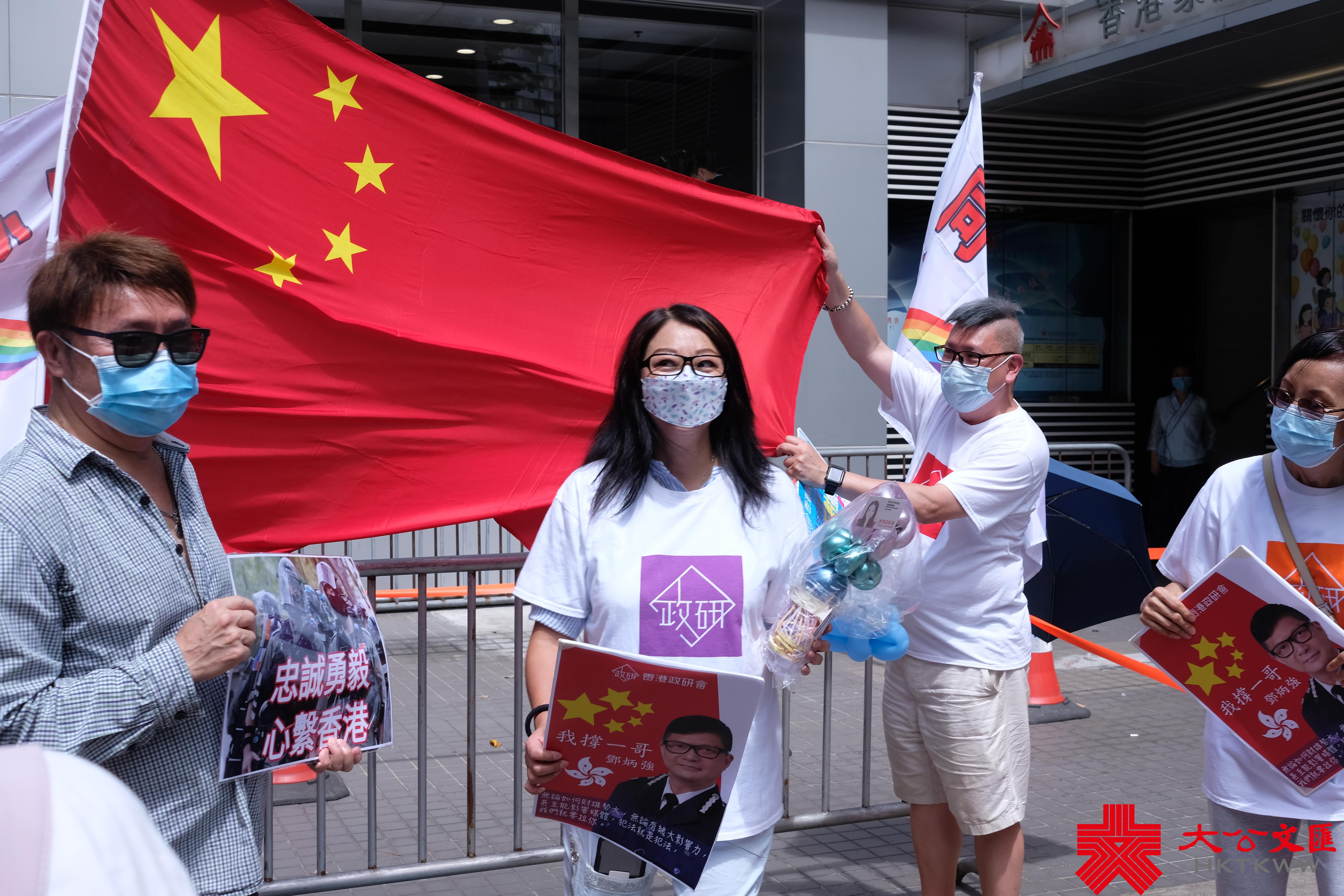 警務處處長鄧炳強今天（11日）下午出席灣仔區議會會議，大批市民及團體前往場外聲援，高舉國旗及標語，喊口號支持警隊和「一哥」。有市民表示，香港警隊從未令市民失望，所以今日特地前來為「一哥」打氣，希望香港能繼續維持良好治安。（大公文匯全媒體記者麥鈞傑攝）