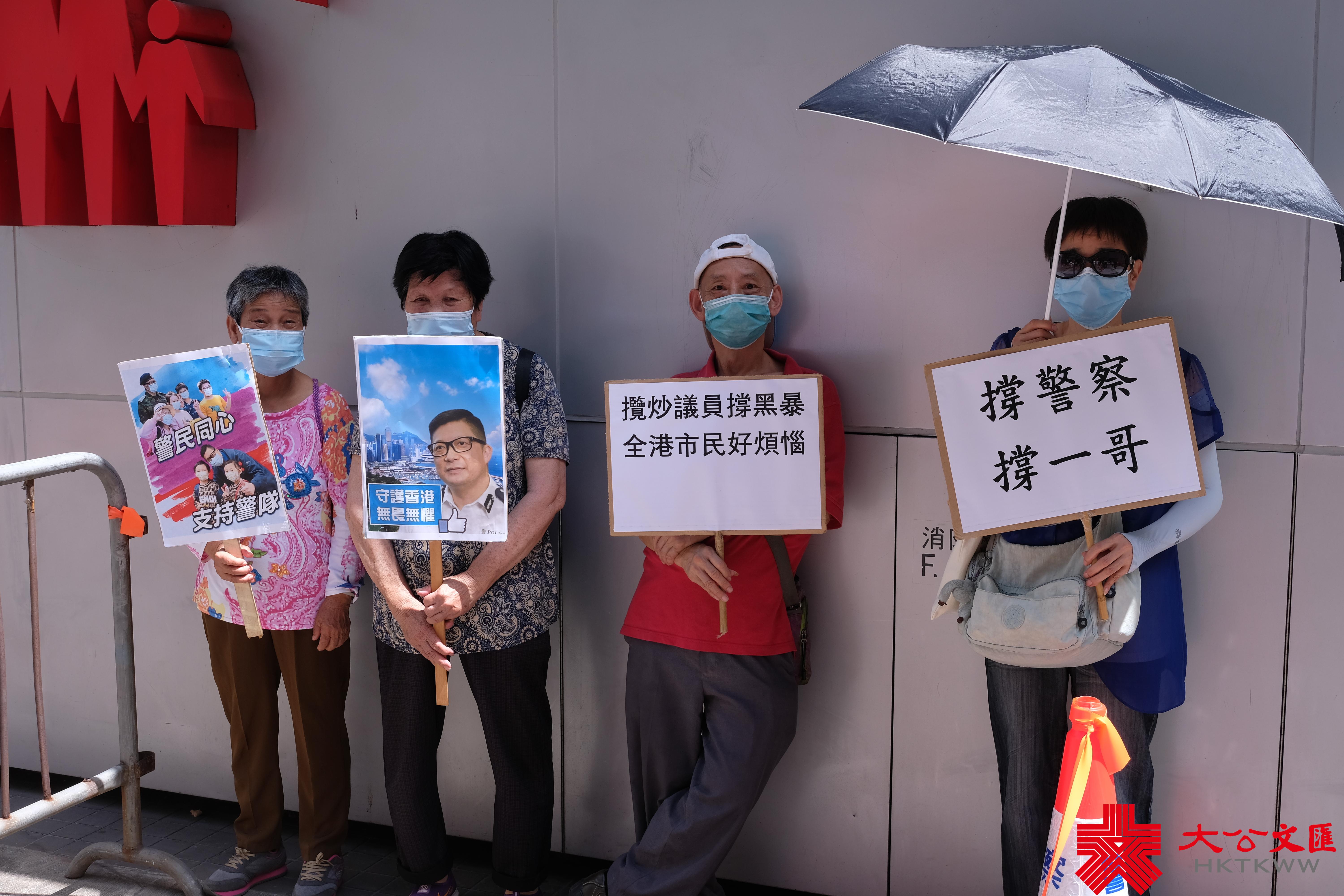 警務處處長鄧炳強今天（11日）下午出席灣仔區議會會議，大批市民及團體前往場外聲援，高舉國旗及標語，喊口號支持警隊和「一哥」。有市民表示，香港警隊從未令市民失望，所以今日特地前來為「一哥」打氣，希望香港能繼續維持良好治安。（大公文匯全媒體記者麥鈞傑攝）