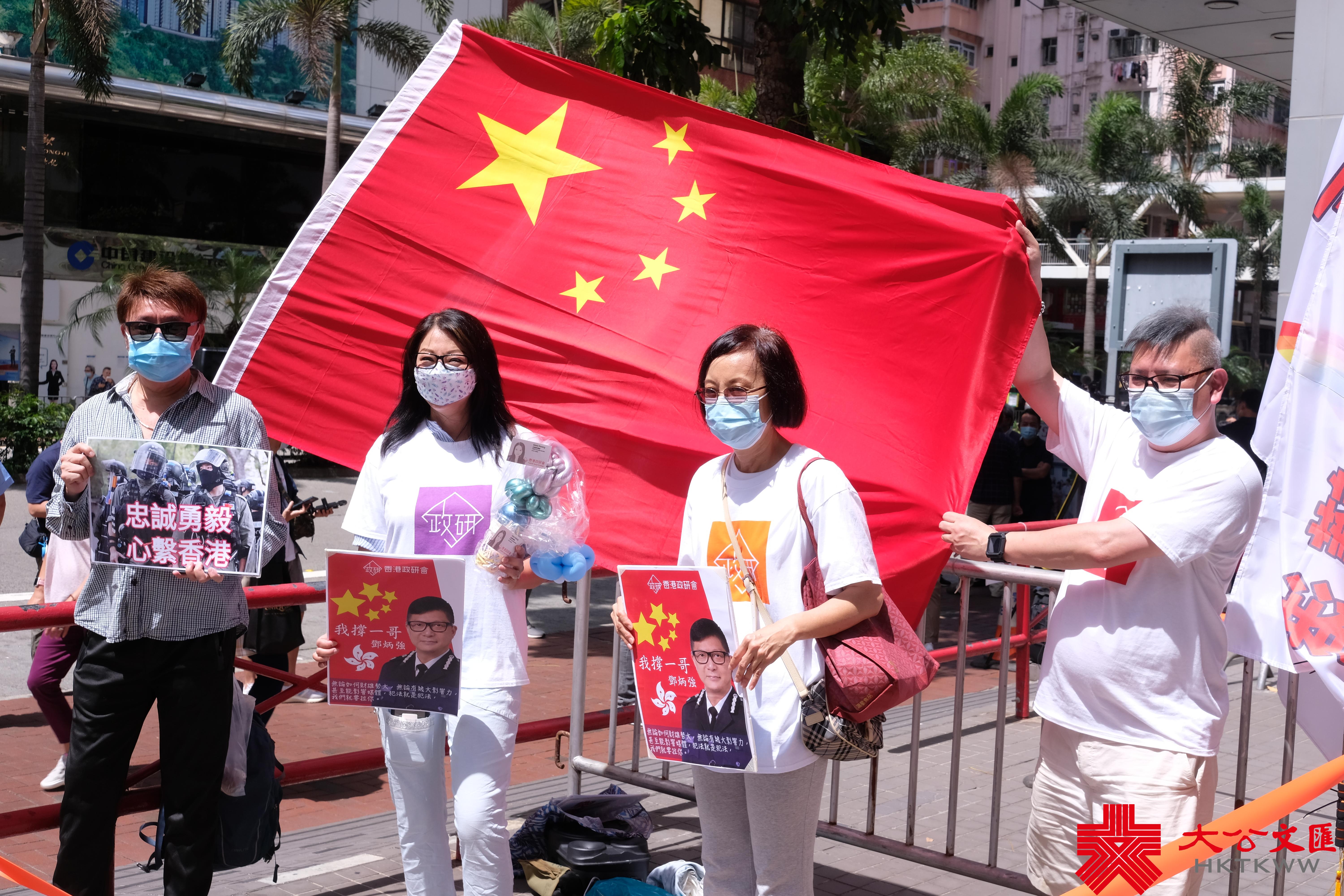 警務處處長鄧炳強今天（11日）下午出席灣仔區議會會議，大批市民及團體前往場外聲援，高舉國旗及標語，喊口號支持警隊和「一哥」。有市民表示，香港警隊從未令市民失望，所以今日特地前來為「一哥」打氣，希望香港能繼續維持良好治安。（大公文匯全媒體記者麥鈞傑攝）