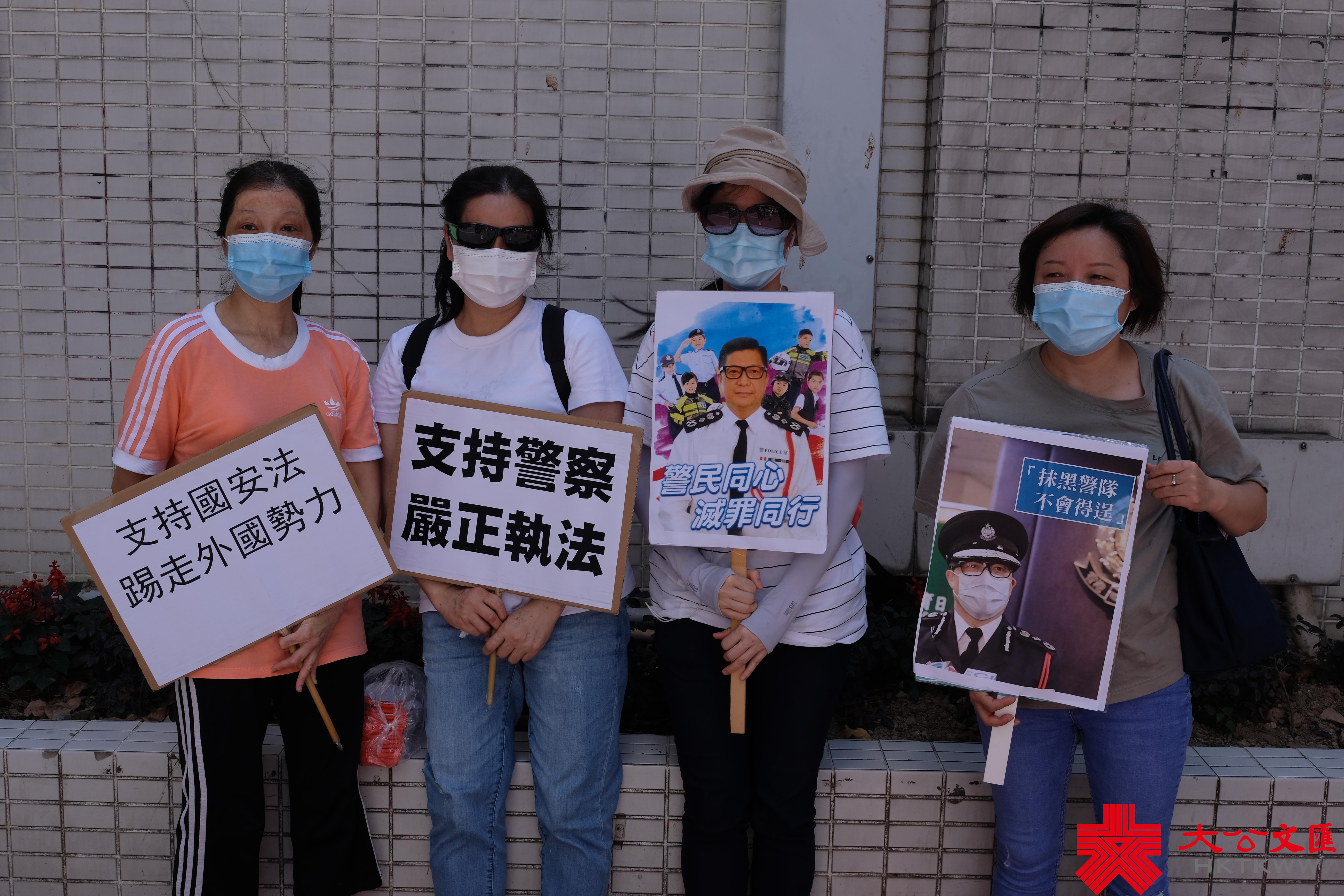 警務處處長鄧炳強今天（11日）下午出席灣仔區議會會議，大批市民及團體前往場外聲援，高舉國旗及標語，喊口號支持警隊和「一哥」。有市民表示，香港警隊從未令市民失望，所以今日特地前來為「一哥」打氣，希望香港能繼續維持良好治安。（大公文匯全媒體記者麥鈞傑攝）