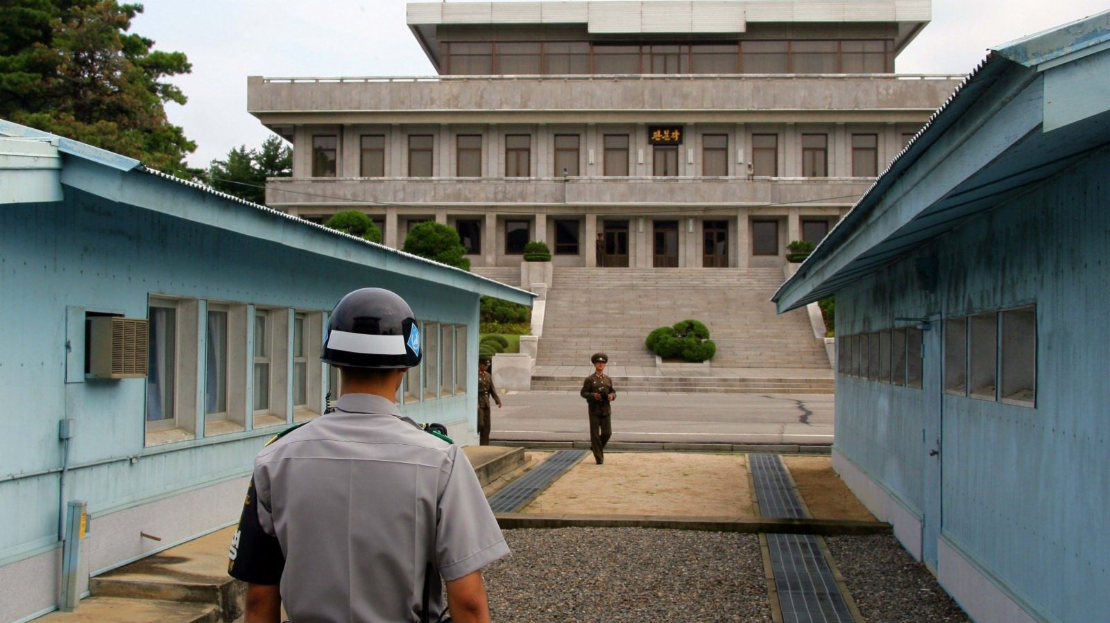 美國家情報總監視察韓朝邊境板門店