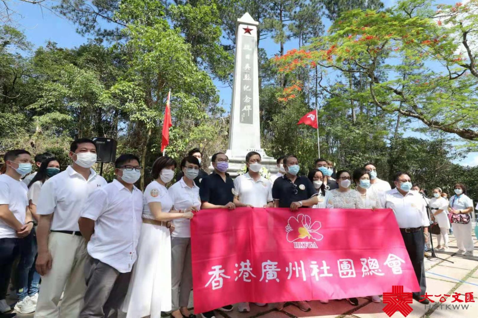 （香港文匯報記者　北山彥）5月16日，香港廣州社團總會、市屬團體合辦重溫抗日史蹟、緬懷革命先烈、到沙頭角烏蛟騰抗日英烈紀念碑獻花、及紀念中國共產黨成立100周年活動。