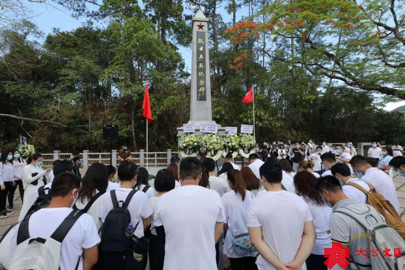 （香港文匯報記者　北山彥）5月16日，香港廣州社團總會、市屬團體合辦重溫抗日史蹟、緬懷革命先烈、到沙頭角烏蛟騰抗日英烈紀念碑獻花、及紀念中國共產黨成立100周年活動。