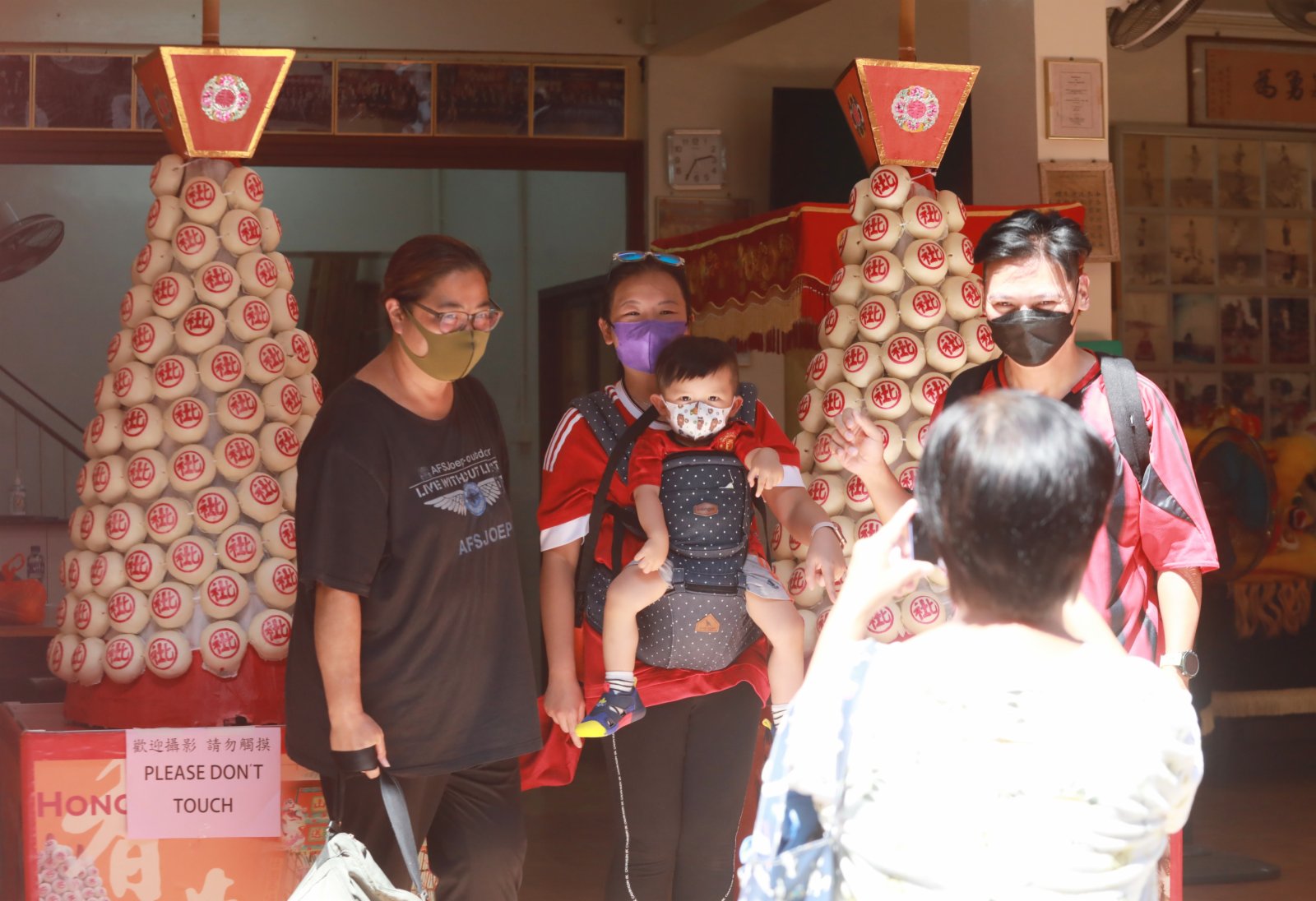 長洲太平清醮前夕 ，市民逛市道，舉辦神功戲開幕，為太平清醮做準備。（大公文匯全媒體記者攝）