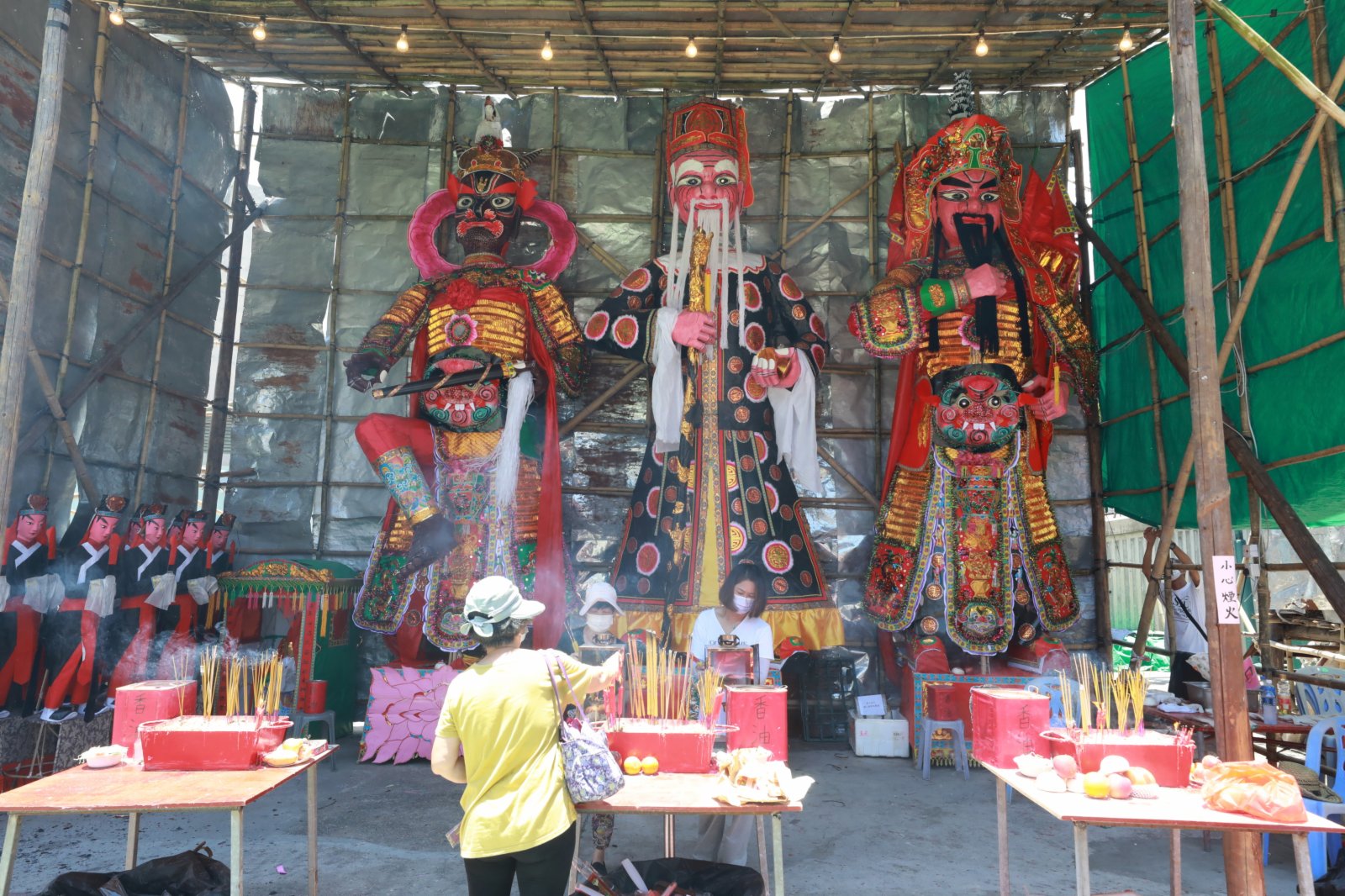 長洲太平清醮前夕 ，市民逛市道，舉辦神功戲開幕，為太平清醮做準備。（大公文匯全媒體記者攝）