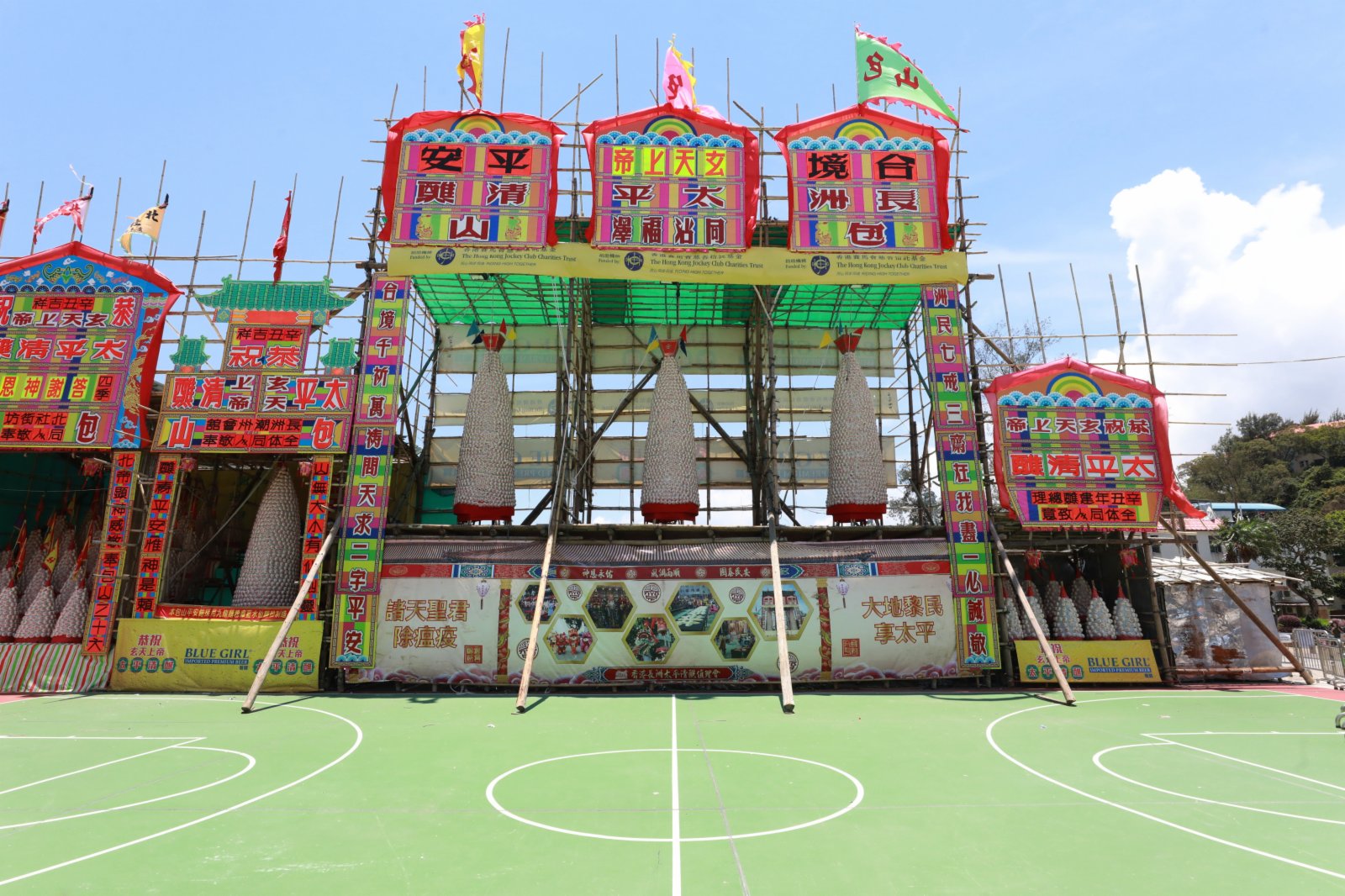 長洲太平清醮前夕 ，市民逛市道，舉辦神功戲開幕，為太平清醮做準備。（大公文匯全媒體記者攝）