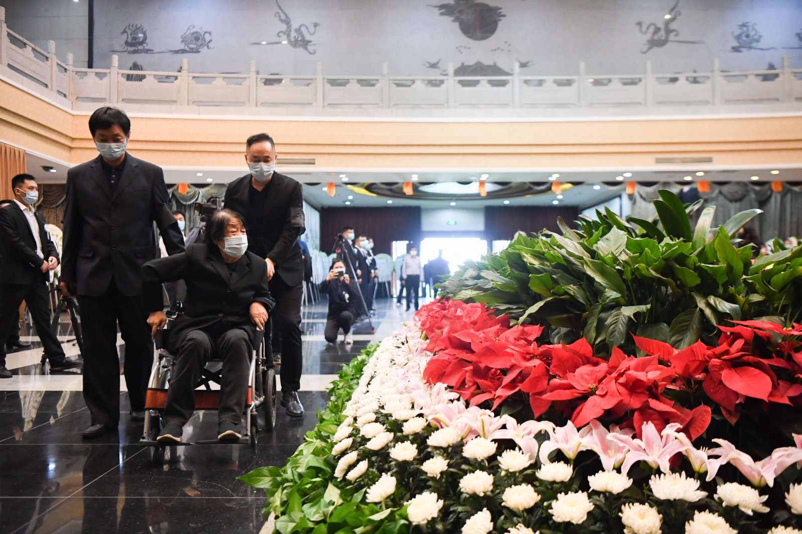  5月24日，袁隆平遺體送別儀式在湖南省長沙市明陽山殯儀館舉行。這是袁隆平的夫人鄧則（中）在遺體送別儀式現場（新華社圖片）