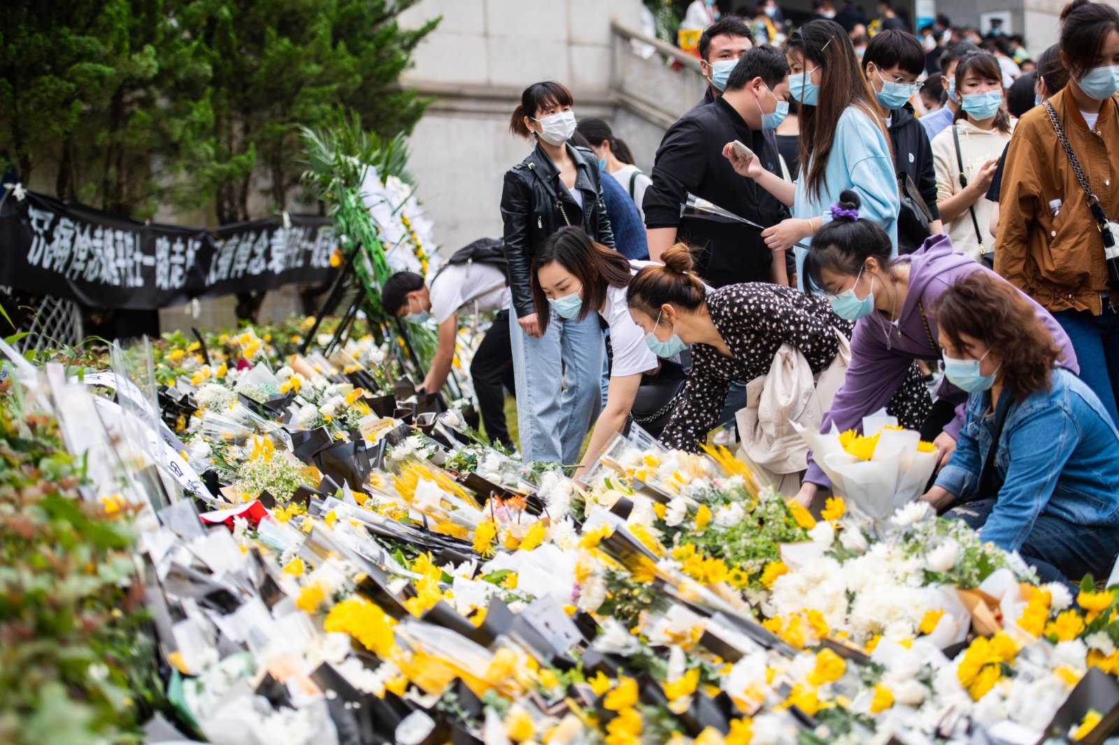 5月24日，袁隆平遺體送別儀式在湖南省長沙市明陽山殯儀館舉行。市民在明陽山殯儀館為袁隆平送上鮮花（新華社圖片）