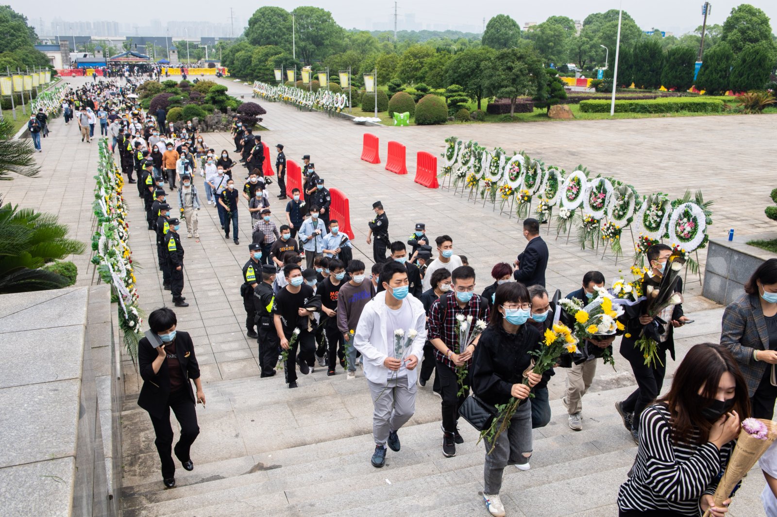 5月24日，袁隆平遺體送別儀式在湖南省長沙市明陽山殯儀館舉行。市民前往明陽山殯儀館送別袁隆平（新華社圖片）