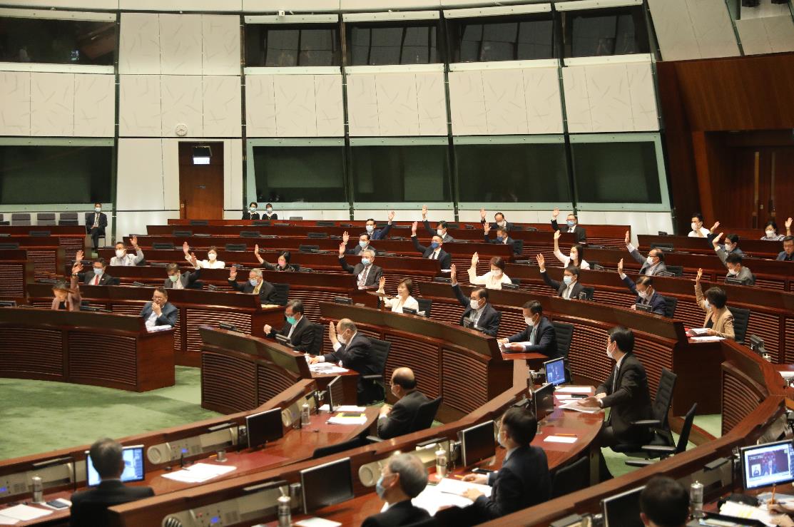 立法會今日（27日）以40票贊成、2票反對，三讀通過完善選舉制度條例草案，標誌着完善香港特區選舉制度的本地立法完成（大公文匯全媒體記者李斯哲攝）