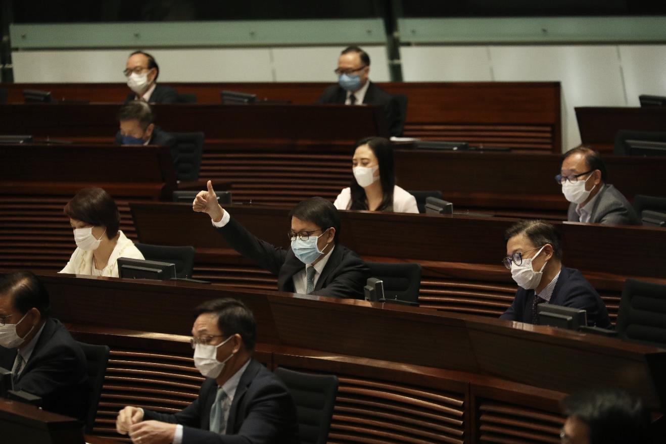 立法會今日（27日）以40票贊成、2票反對，三讀通過完善選舉制度條例草案，標誌着完善香港特區選舉制度的本地立法完成（大公文匯全媒體記者李斯哲攝）