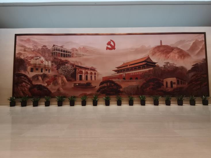 （大公文匯網記者倪夢璟 張帆）中國共產黨第一次全國代表大會紀念館3日正式開館。經過了600多個日日夜夜的精心建設，中共一大會址得到全面修繕的同時，保留原有石庫門建築風格的新館順利落成。一大會址與新建展館隔街相望、交相輝映，共同組成中共一大紀念館。新館設有「偉大的開端——中國共產黨創建歷史陳列」展覽，包括序廳、「前仆後繼、救亡圖存」、「民眾覺醒、主義抉擇」、「早期組織、星火初燃」、「開天闢地、日出東方」、「砥礪前行、光輝歷程」和尾廳7個板塊，採用文物實物、圖片圖表、油畫雕塑、實景還原、多媒體聲像等多種展示手段，生動展現中國共產黨誕生歷程。