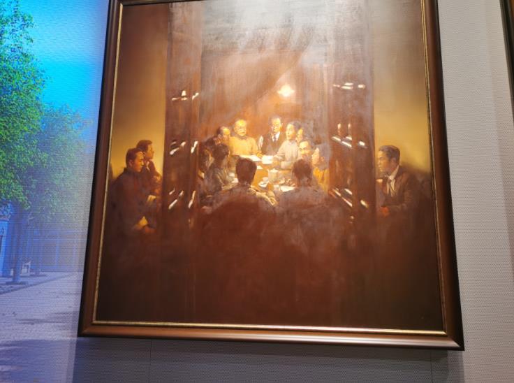 （大公文匯網記者倪夢璟 張帆）中國共產黨第一次全國代表大會紀念館3日正式開館。經過了600多個日日夜夜的精心建設，中共一大會址得到全面修繕的同時，保留原有石庫門建築風格的新館順利落成。一大會址與新建展館隔街相望、交相輝映，共同組成中共一大紀念館。新館設有「偉大的開端——中國共產黨創建歷史陳列」展覽，包括序廳、「前仆後繼、救亡圖存」、「民眾覺醒、主義抉擇」、「早期組織、星火初燃」、「開天闢地、日出東方」、「砥礪前行、光輝歷程」和尾廳7個板塊，採用文物實物、圖片圖表、油畫雕塑、實景還原、多媒體聲像等多種展示手段，生動展現中國共產黨誕生歷程。