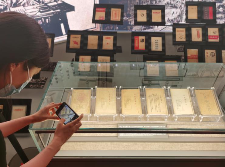 （大公文匯網記者倪夢璟 張帆）中國共產黨第一次全國代表大會紀念館3日正式開館。經過了600多個日日夜夜的精心建設，中共一大會址得到全面修繕的同時，保留原有石庫門建築風格的新館順利落成。一大會址與新建展館隔街相望、交相輝映，共同組成中共一大紀念館。新館設有「偉大的開端——中國共產黨創建歷史陳列」展覽，包括序廳、「前仆後繼、救亡圖存」、「民眾覺醒、主義抉擇」、「早期組織、星火初燃」、「開天闢地、日出東方」、「砥礪前行、光輝歷程」和尾廳7個板塊，採用文物實物、圖片圖表、油畫雕塑、實景還原、多媒體聲像等多種展示手段，生動展現中國共產黨誕生歷程。