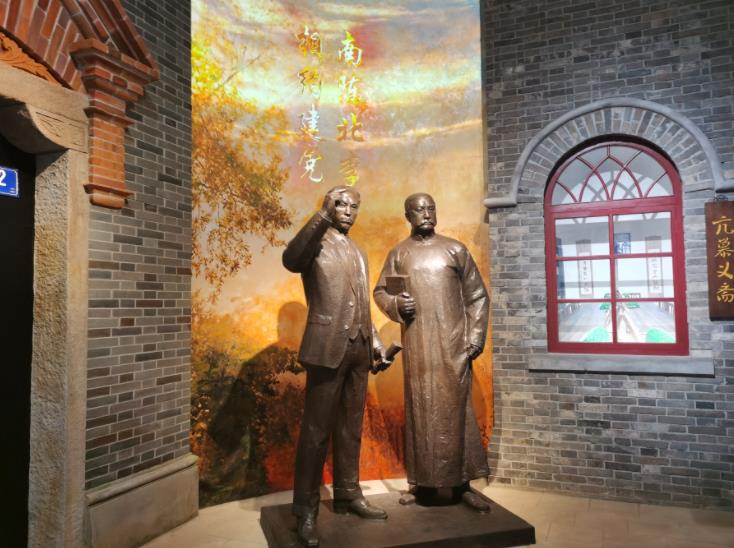 （大公文匯網記者倪夢璟 張帆）中國共產黨第一次全國代表大會紀念館3日正式開館。經過了600多個日日夜夜的精心建設，中共一大會址得到全面修繕的同時，保留原有石庫門建築風格的新館順利落成。一大會址與新建展館隔街相望、交相輝映，共同組成中共一大紀念館。新館設有「偉大的開端——中國共產黨創建歷史陳列」展覽，包括序廳、「前仆後繼、救亡圖存」、「民眾覺醒、主義抉擇」、「早期組織、星火初燃」、「開天闢地、日出東方」、「砥礪前行、光輝歷程」和尾廳7個板塊，採用文物實物、圖片圖表、油畫雕塑、實景還原、多媒體聲像等多種展示手段，生動展現中國共產黨誕生歷程。