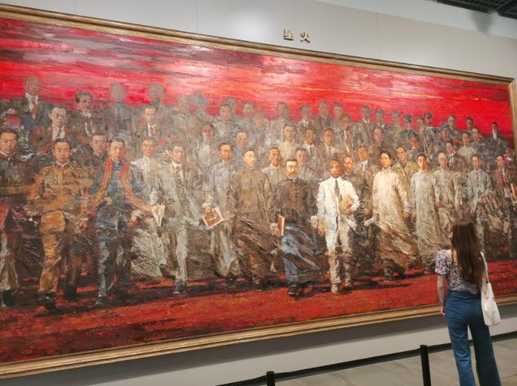 （大公文匯網記者倪夢璟 張帆）中國共產黨第一次全國代表大會紀念館3日正式開館。經過了600多個日日夜夜的精心建設，中共一大會址得到全面修繕的同時，保留原有石庫門建築風格的新館順利落成。一大會址與新建展館隔街相望、交相輝映，共同組成中共一大紀念館。新館設有「偉大的開端——中國共產黨創建歷史陳列」展覽，包括序廳、「前仆後繼、救亡圖存」、「民眾覺醒、主義抉擇」、「早期組織、星火初燃」、「開天闢地、日出東方」、「砥礪前行、光輝歷程」和尾廳7個板塊，採用文物實物、圖片圖表、油畫雕塑、實景還原、多媒體聲像等多種展示手段，生動展現中國共產黨誕生歷程。