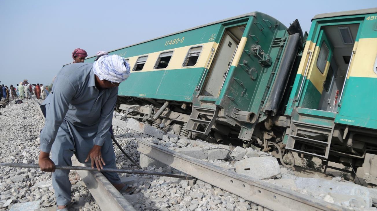巴基斯坦列車相撞致65死逾百傷　事故原因尚在調查