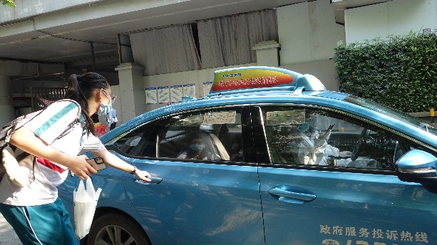 疫下高考|廣州封閉區考生 　悄悄做好賀卡送司機