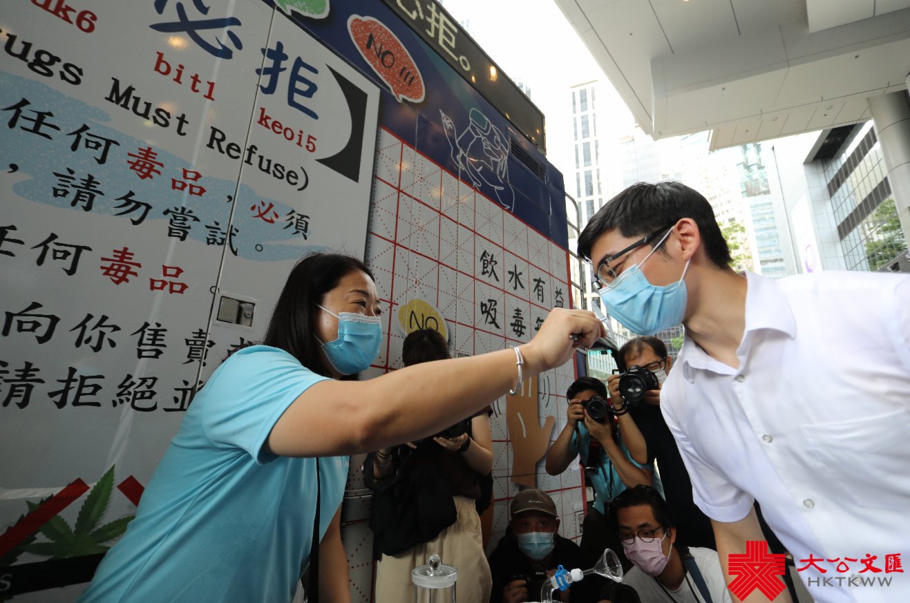 禁毒推廣車在周日(13日)至本月26日，會走訪全港各區向市民宣傳禁毒訊息，車上設有「VR新體驗」讓市民感受吸毒後不良反應，以及仿製毒品氣味體驗，提供全面的資訊及教育。（大公文匯網記者攝）
