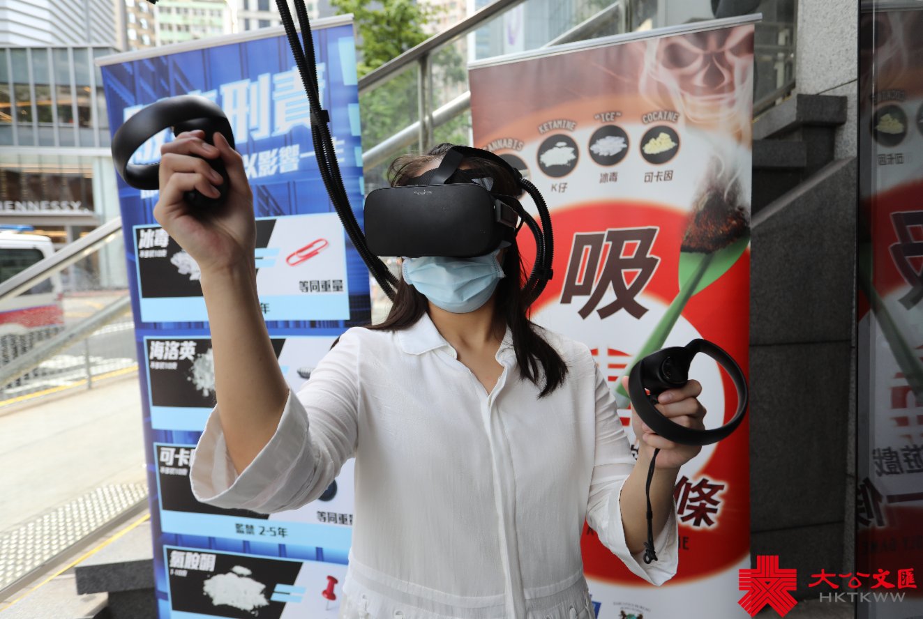 禁毒推廣車在周日(13日)至本月26日，會走訪全港各區向市民宣傳禁毒訊息，車上設有「VR新體驗」讓市民感受吸毒後不良反應，以及仿製毒品氣味體驗，提供全面的資訊及教育。（大公文匯網記者攝）