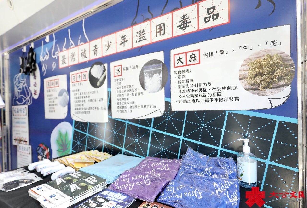 禁毒推廣車在周日(13日)至本月26日，會走訪全港各區向市民宣傳禁毒訊息，車上設有「VR新體驗」讓市民感受吸毒後不良反應，以及仿製毒品氣味體驗，提供全面的資訊及教育。（大公文匯網記者攝）
