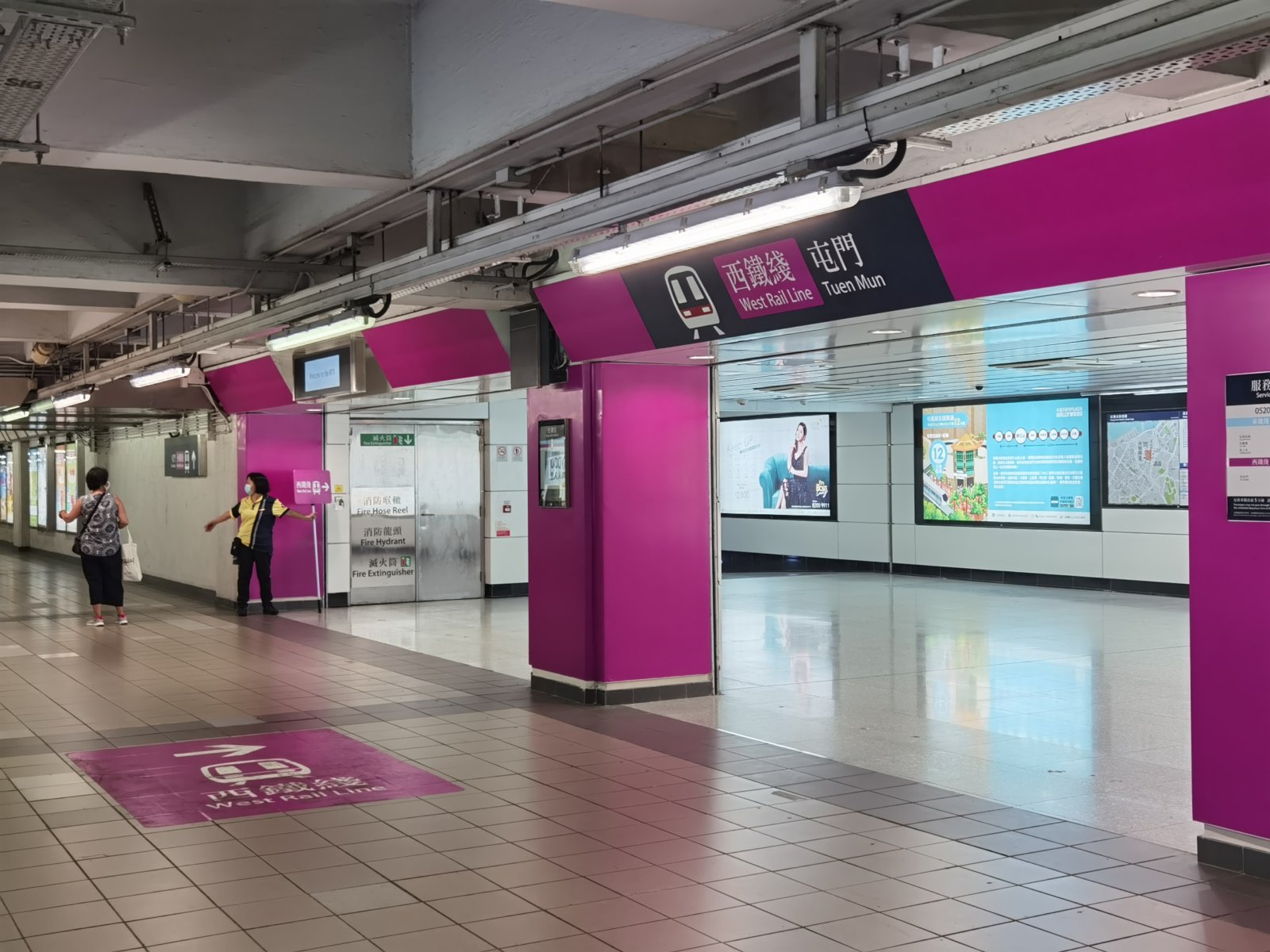 （大公文匯全媒體記者 李九歌）港鐵屯馬綫本月27日全綫通車，紅磡站新月台20日啟用，新轉綫安排亦即日實施。紅磡站新月台啟用首日，港鐵安排不少工作人員沿路為乘客指路。若乘客由紅隧巴士站入口處搭乘東鐵線或西鐵線，行至新月台比之前多三分鐘左右。