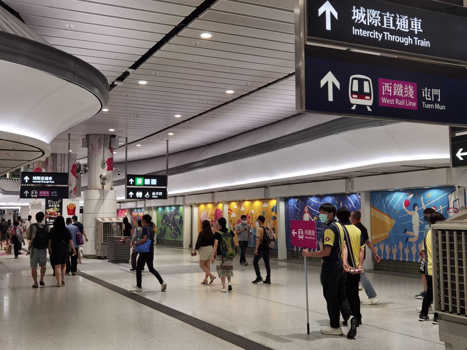 （大公文匯全媒體記者 李九歌）港鐵屯馬綫本月27日全綫通車，紅磡站新月台20日啟用，新轉綫安排亦即日實施。紅磡站新月台啟用首日，港鐵安排不少工作人員沿路為乘客指路。若乘客由紅隧巴士站入口處搭乘東鐵線或西鐵線，行至新月台比之前多三分鐘左右。