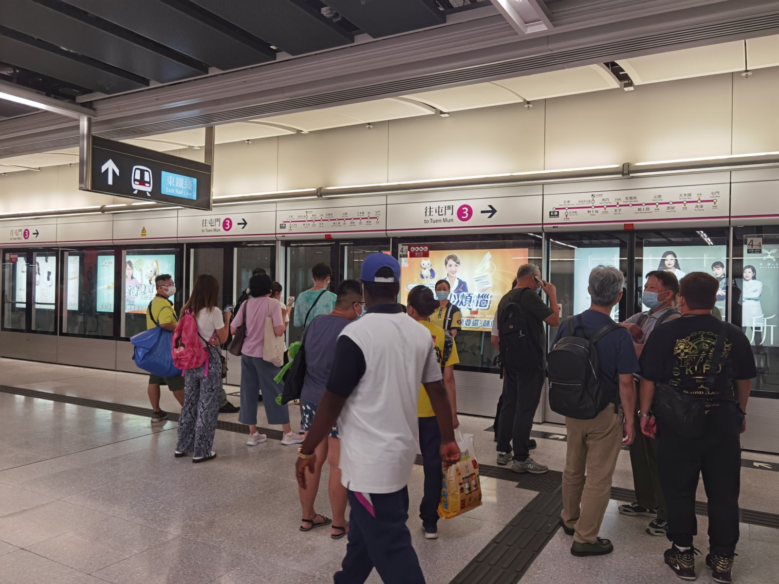 （大公文匯全媒體記者 李九歌）港鐵屯馬綫本月27日全綫通車，紅磡站新月台20日啟用，新轉綫安排亦即日實施。紅磡站新月台啟用首日，港鐵安排不少工作人員沿路為乘客指路。若乘客由紅隧巴士站入口處搭乘東鐵線或西鐵線，行至新月台比之前多三分鐘左右。