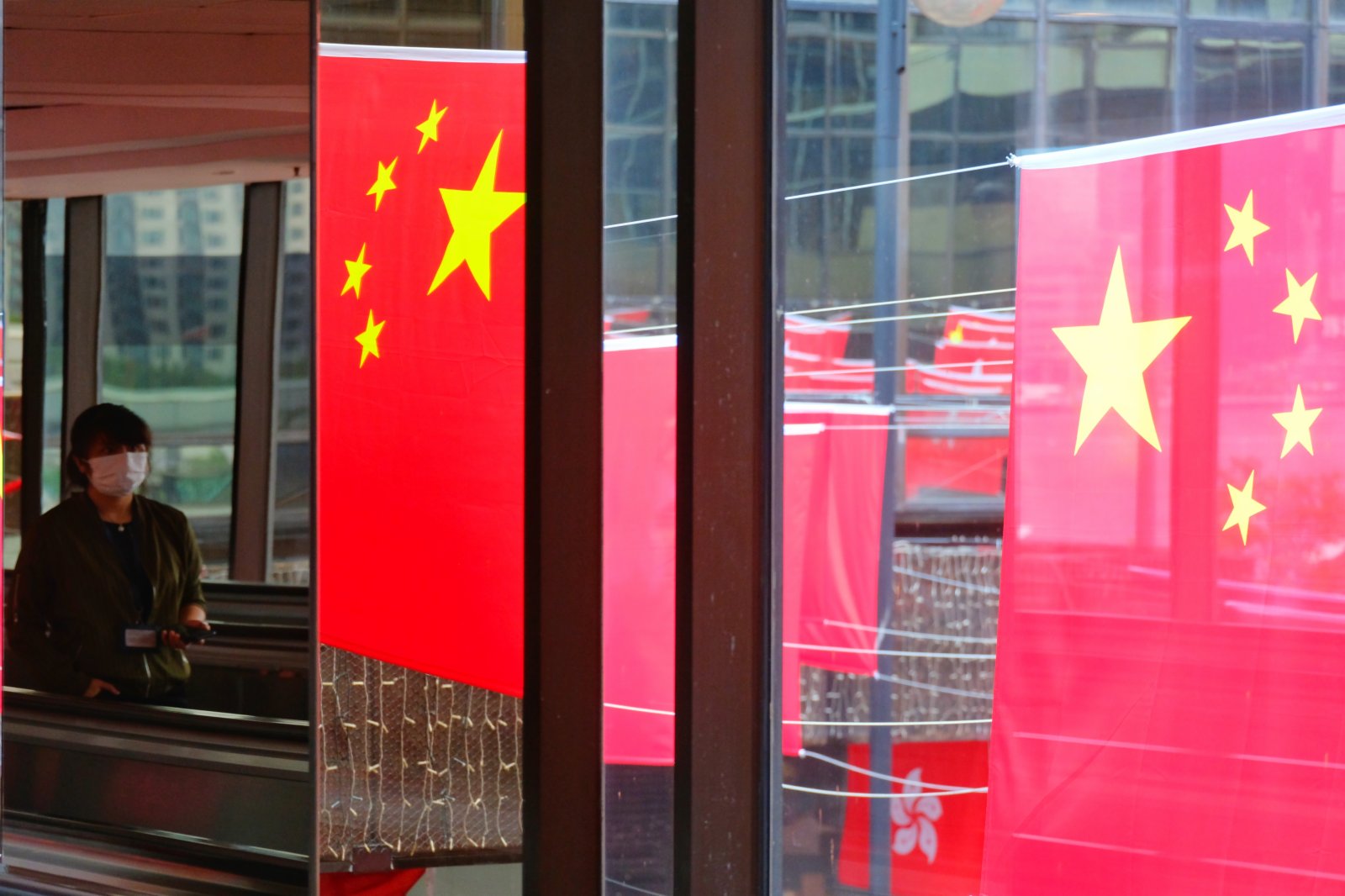 今年7月1日是中國共產黨成立100周年和香港回歸祖國24周年紀念日。香港尖沙咀東麼地道 - 尖沙咀中心街頭掛滿中華人民共和國國旗和香港特別行政區區旗。(大公文匯全媒體記者　麥鈞傑　攝)
