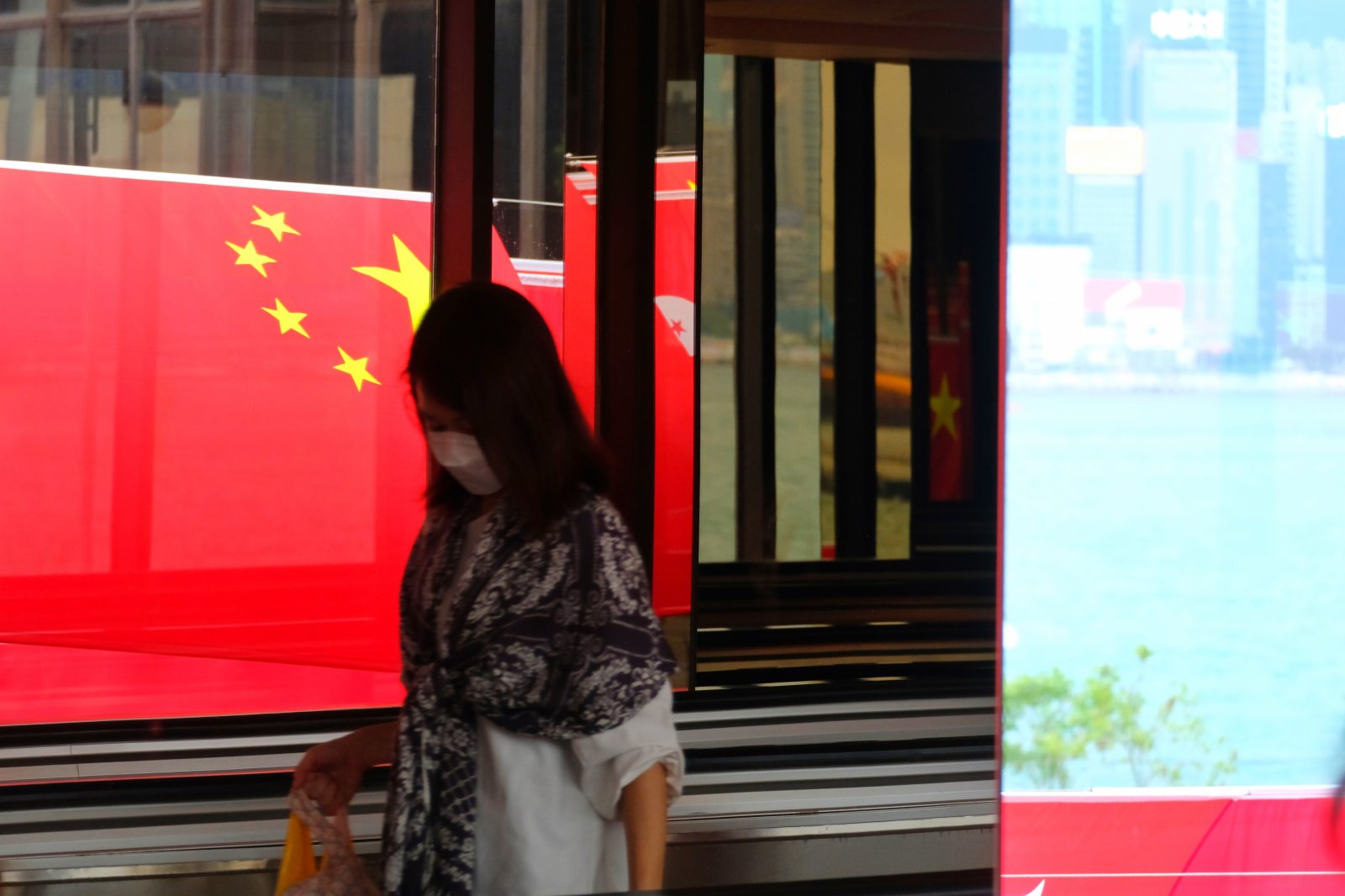 今年7月1日是中國共產黨成立100周年和香港回歸祖國24周年紀念日。香港尖沙咀東麼地道 - 尖沙咀中心街頭掛滿中華人民共和國國旗和香港特別行政區區旗。(大公文匯全媒體記者　麥鈞傑　攝)
