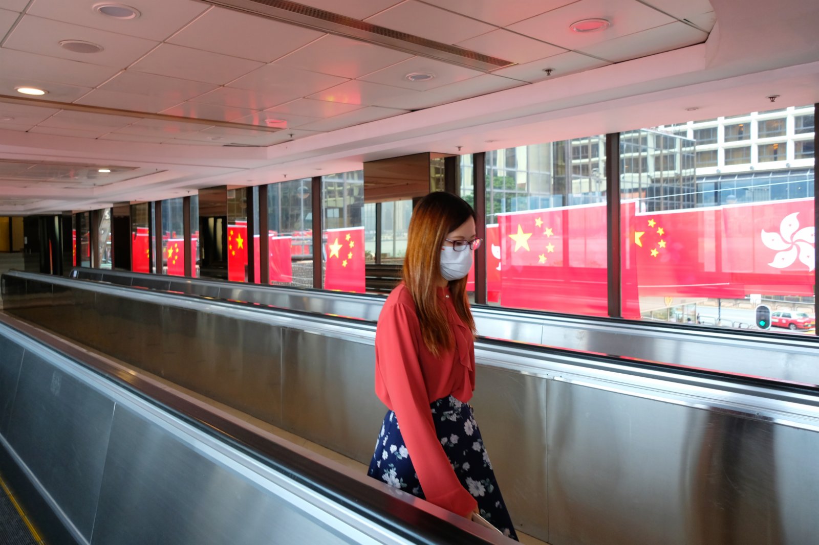 今年7月1日是中國共產黨成立100周年和香港回歸祖國24周年紀念日。香港尖沙咀東麼地道 - 尖沙咀中心街頭掛滿中華人民共和國國旗和香港特別行政區區旗。(大公文匯全媒體記者　麥鈞傑　攝)
