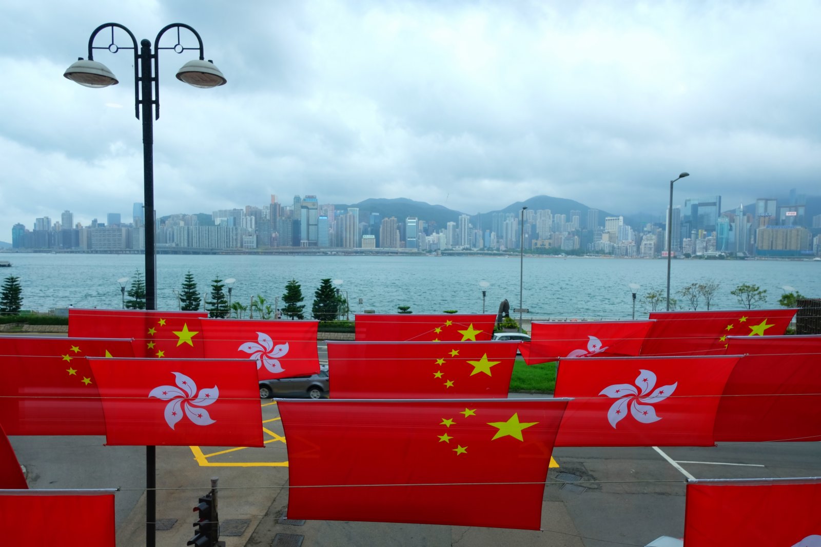 今年7月1日是中國共產黨成立100周年和香港回歸祖國24周年紀念日。香港尖沙咀東麼地道 - 尖沙咀中心街頭掛滿中華人民共和國國旗和香港特別行政區區旗。(大公文匯全媒體記者　麥鈞傑　攝)
