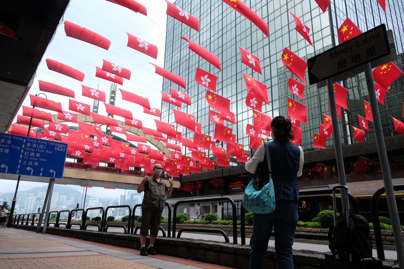 今年7月1日是中國共產黨成立100周年和香港回歸祖國24周年紀念日。香港尖沙咀東麼地道 - 尖沙咀中心街頭掛滿中華人民共和國國旗和香港特別行政區區旗。(大公文匯全媒體記者　麥鈞傑　攝)
