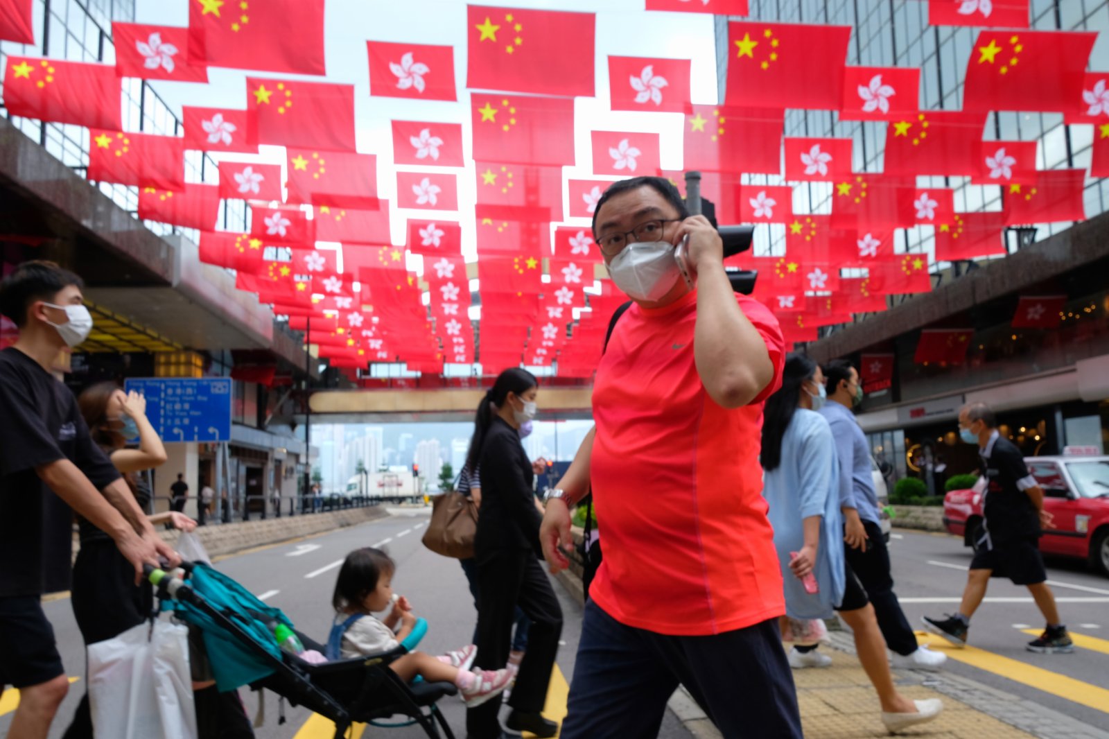 今年7月1日是中國共產黨成立100周年和香港回歸祖國24周年紀念日。香港尖沙咀東麼地道 - 尖沙咀中心街頭掛滿中華人民共和國國旗和香港特別行政區區旗。(大公文匯全媒體記者　麥鈞傑　攝)
