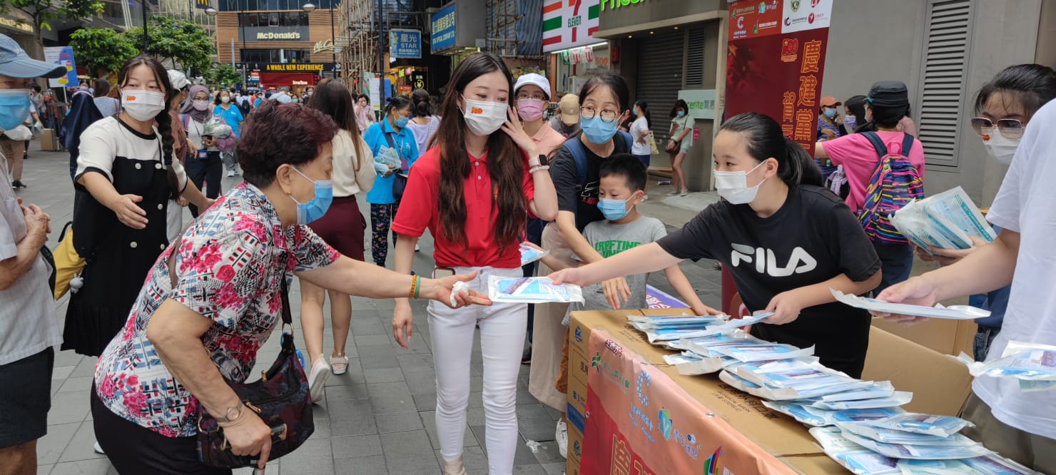 大公文匯網報道，有香港青年團體周日在銅鑼灣舉行「砥礪向前 同心抗疫」愛國教育街站活動。他們準備了50,000個口罩分送給街坊，並呼籲愛國青年站出來，以「愛和溫暖」化解社會矛盾和紛爭。商務及經濟發展局副局長陳百里也到現場支持活動並協助派送口罩。

據悉，活動主辦方包括香港中山青年協會、香港科技協會、青年匯聚、香港優才及專才協會等。（大公文匯全媒體記者　攝）
