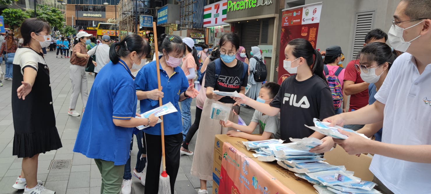 大公文匯網報道，有香港青年團體周日在銅鑼灣舉行「砥礪向前 同心抗疫」愛國教育街站活動。他們準備了50,000個口罩分送給街坊，並呼籲愛國青年站出來，以「愛和溫暖」化解社會矛盾和紛爭。商務及經濟發展局副局長陳百里也到現場支持活動並協助派送口罩。

據悉，活動主辦方包括香港中山青年協會、香港科技協會、青年匯聚、香港優才及專才協會等。（大公文匯全媒體記者　攝）
